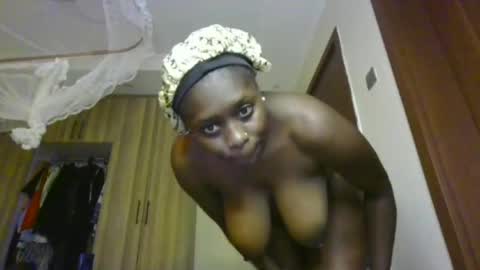Snapshot of prettydulce chatting on June 23, 11:30 am prettydulce online show from June 23, 11:30 am