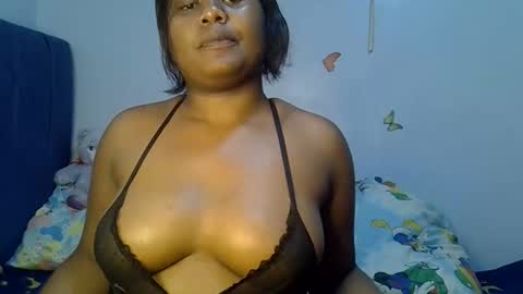 prettymel_ online show from January 12, 6:46 pm
