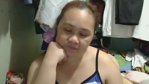 Snapshot of prettynhing chatting on February 16, 10:43 am Nhing online show from February 16, 10:43 am