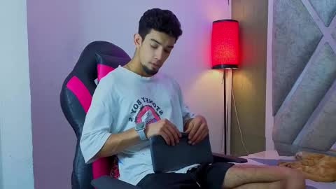 prince_arthur77 online show from February 18, 1:51 pm