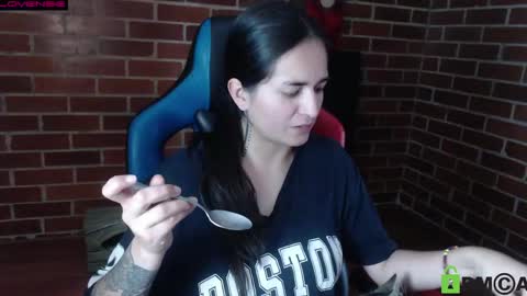 Snapshot of princesa_leia_zathur chatting on April 24, 10:23 pm Leia online show from April 24, 10:23 pm
