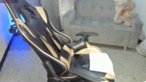    INDEPENDENT MODEL online show from January 18, 6:56 am