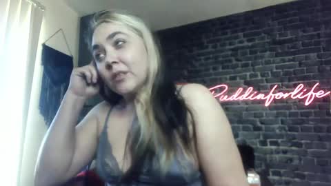 Snapshot of puddinforlife chatting on April 21, 1:39 pm Krystle online show from April 21, 1:39 pm