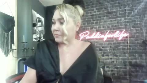 Snapshot of puddinforlife chatting on May 8, 1:27 pm Krystle online show from May 8, 1:27 pm