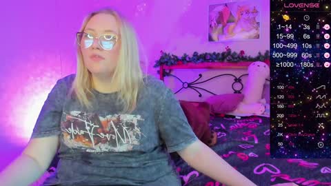 Snapshot of puffybun chatting on December 17, 3:28 am puffybun online show from December 17, 3:28 am