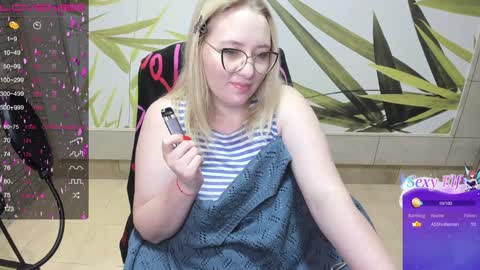 Snapshot of puffybun chatting on December 19, 12:56 am puffybun online show from December 19, 12:56 am