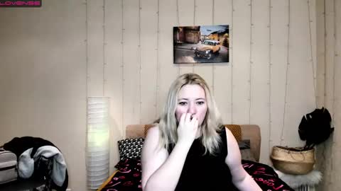 Snapshot of puffybun chatting on March 3, 12:04 am puffybun online show from March 3, 12:04 am