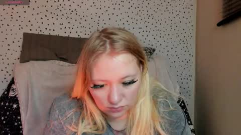 Snapshot of puffybun chatting on February 18, 10:28 pm puffybun online show from February 18, 10:28 pm