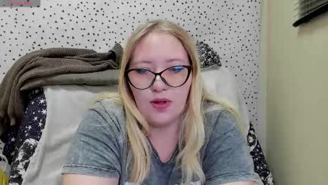 Snapshot of puffybun chatting on March 1, 8:55 pm puffybun online show from March 1, 8:55 pm