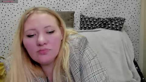 Snapshot of puffybun chatting on March 4, 5:02 am puffybun online show from March 4, 5:02 am