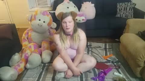 Snapshot of puppygirllovestobeg chatting on August 4, 7:33 am puppygirllovestobeg online show from August 4, 7:33 am