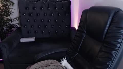 qt_luna18 online show from December 6, 8:18 pm