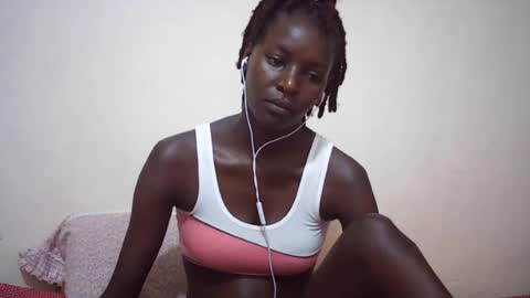 Snapshot of queen_0012 chatting on July 12, 8:05 am asher online show from July 12, 8:05 am