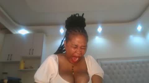 Snapshot of queen_kikih chatting on May 16, 12:29 am Queen kikih online show from May 16, 12:29 am