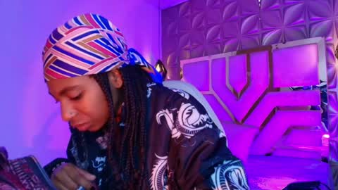 Snapshot of queen_perla_ chatting on April 23, 12:15 pm online show from April 23, 12:15 pm
