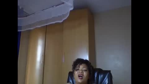 Snapshot of queenbebony2 chatting on April 30, 6:53 am Queenbebony2 online show from April 30, 6:53 am