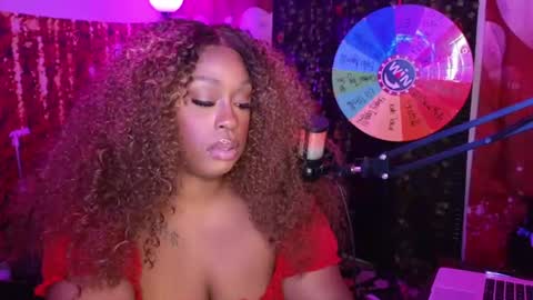 Snapshot of queencroze chatting on June 17, 2:36 am Queen Cherise Roze online show from June 17, 2:36 am