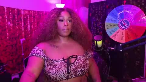 Snapshot of queencroze chatting on June 17, 5:47 pm Queen Cherise Roze online show from June 17, 5:47 pm