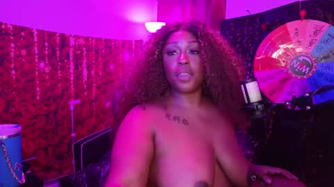 Snapshot of queencroze chatting on June 20, 4:04 am Queen Cherise Roze online show from June 20, 4:04 am