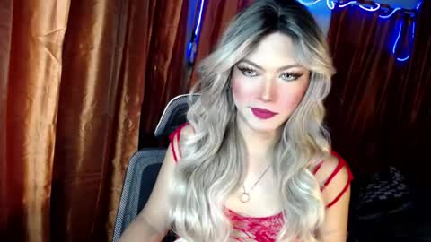 Snapshot of queenfcker1st chatting on July 23, 5:27 am Be my property Sabrina online show from July 23, 5:27 am
