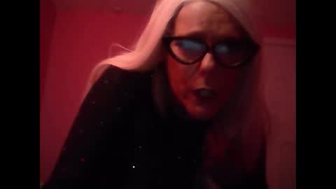 Snapshot of queenmayhem_ chatting on September 16, 1:17 am Queenmayhem online show from September 16, 1:17 am