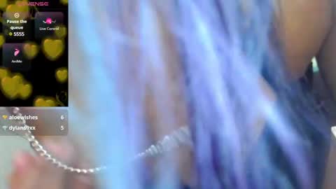 QueenOfHearts online show from March 5, 3:07 pm