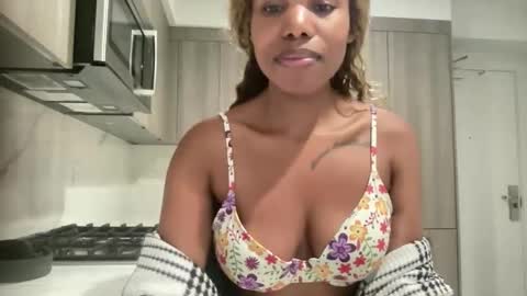 Snapshot of queenquinn27 chatting on November 27, 12:35 am Queenquinn online show from November 27, 12:35 am