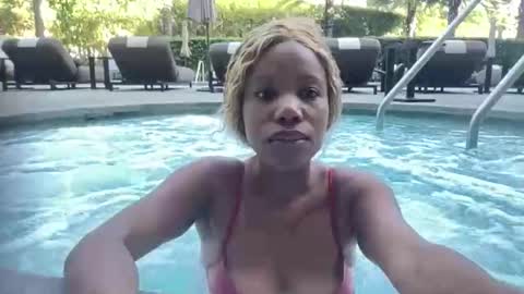 Snapshot of queenquinn27 chatting on November 27, 5:15 pm Queenquinn online show from November 27, 5:15 pm