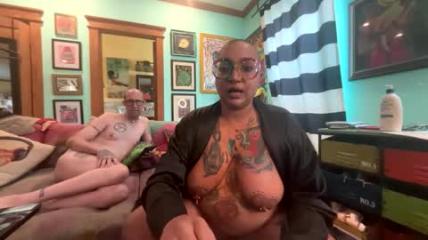 Snapshot of queensquirtntwerk chatting on March 18, 8:45 pm Queen Hilarity online show from March 18, 8:45 pm