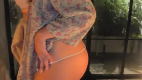 Snapshot of queenv66 chatting on January 17, 2:27 am Val - online show from January 17, 2:27 am