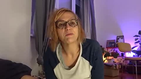 Snapshot of queerbi chatting on November 18, 9:52 pm bi is from billy online show from November 18, 9:52 pm