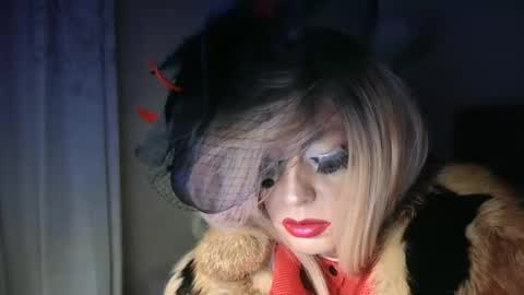 Snapshot of qweenviva chatting on January 10, 12:27 am ViVaLuvLicious online show from January 10, 12:27 am