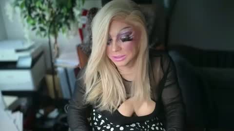 Snapshot of qweenviva chatting on December 2, 7:31 pm ViVaLuvLicious online show from December 2, 7:31 pm