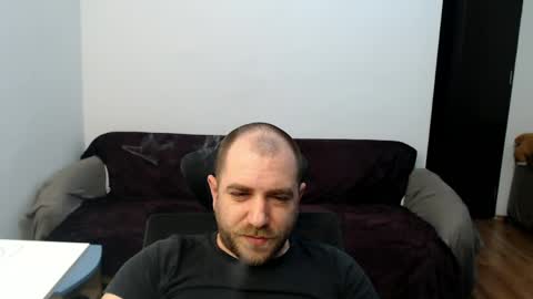 Snapshot of r0bila chatting on April 8, 10:32 pm R0bila online show from April 8, 10:32 pm