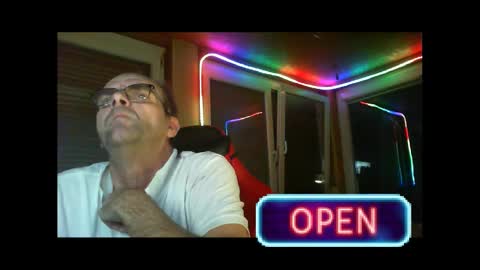 Snapshot of r_2d2_ chatting on December 14, 12:33 am dj mike online show from December 14, 12:33 am