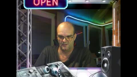 Snapshot of r_2d2_ chatting on January 4, 11:38 pm dj mike online show from January 4, 11:38 pm