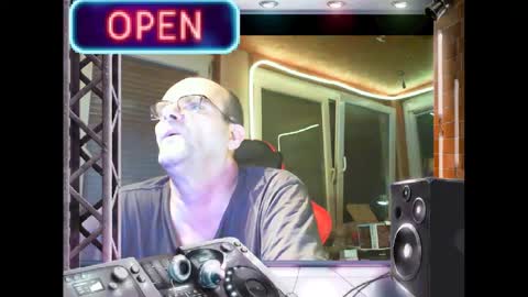 Snapshot of r_2d2_ chatting on January 18, 10:28 pm dj mike online show from January 18, 10:28 pm