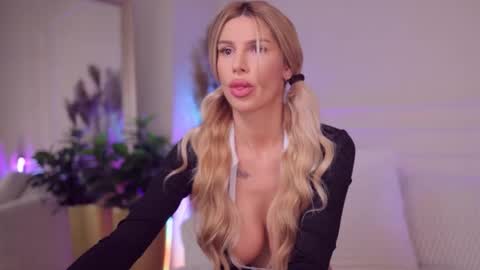 Snapshot of rachel_quinn_ chatting on February 23, 4:43 am rachel_quinn_ online show from February 23, 4:43 am