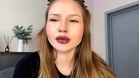 Snapshot of rachellemontag chatting on February 13, 6:42 am Alex online show from February 13, 6:42 am