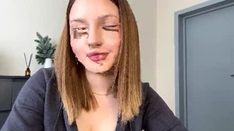 Snapshot of rachellemontag chatting on February 26, 8:35 am Alex online show from February 26, 8:35 am