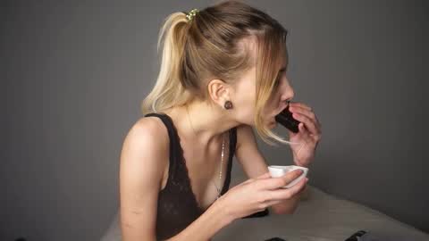 Snapshot of radioskvirt chatting on September 28, 4:34 pm Sara online show from September 28, 4:34 pm