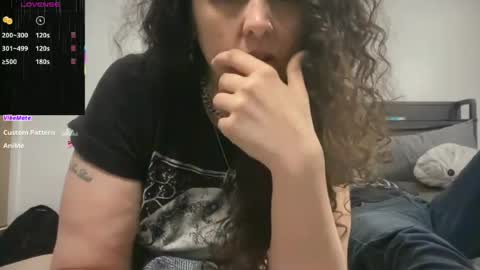 Snapshot of rainhendrix chatting on June 17, 3:53 am Rain Hendrix online show from June 17, 3:53 am