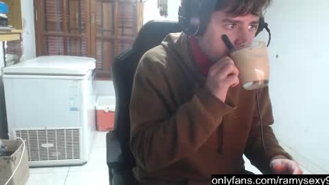 Snapshot of ramisexyloveyou chatting on June 30, 12:17 pm Ramiro online show from June 30, 12:17 pm