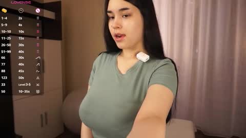 Snapshot of randichaplin chatting on February 1, 5:39 am Vilda online show from February 1, 5:39 am