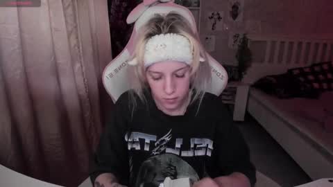 Snapshot of rapunzel_cute chatting on November 11, 1:22 pm Rapunzel online show from November 11, 1:22 pm