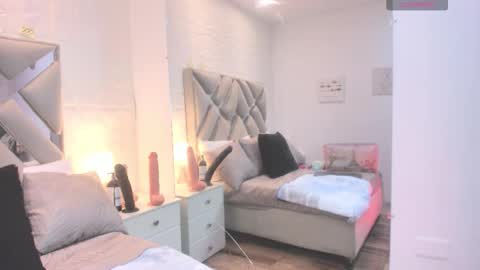 Raquel Moore  online show from October 2, 12:01 pm