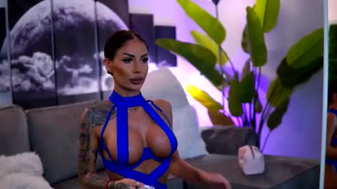 Raquelle online show from October 27, 9:35 am