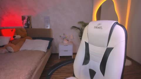Snapshot of raven_crowe chatting on April 21, 1:50 pm Raven online show from April 21, 1:50 pm