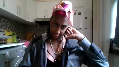 Snapshot of ravenbby chatting on April 18, 9:13 am ravenbby online show from April 18, 9:13 am
