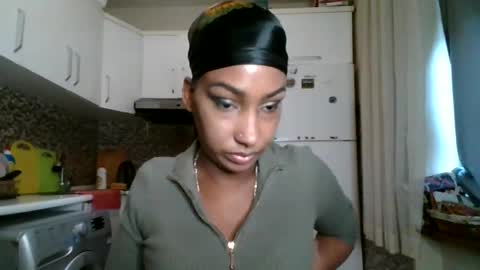 Snapshot of ravenbby chatting on May 4, 6:31 am ravenbby online show from May 4, 6:31 am